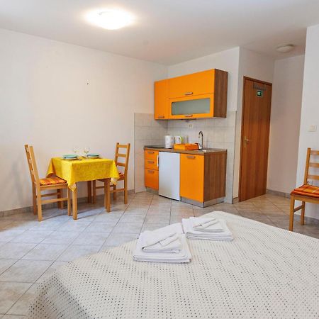 Apartments Baricevic Бол Екстериор снимка
