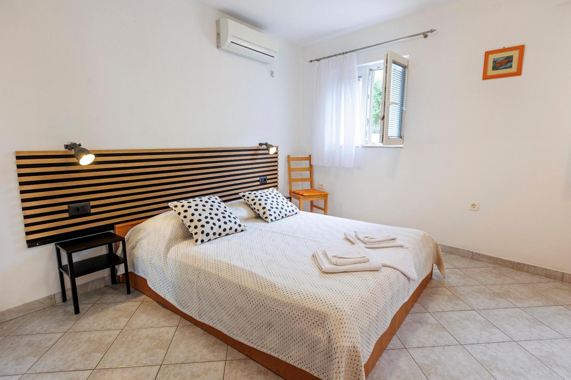Apartments Baricevic Бол Екстериор снимка